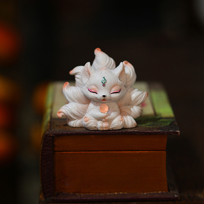 Resin Art Aesthetic - Patung Miniatur Rubah Ekor Sembilan Lucu